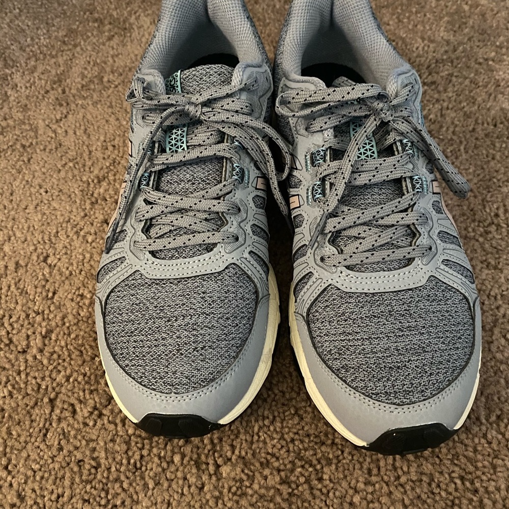 Almost new ASICS - Picture 2 of 3